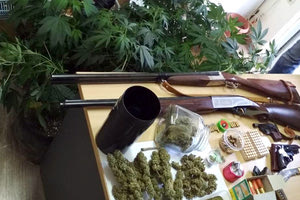 έιχε στο σπίτι του εργαστήριο υδροπονικής καλλιέργειας κάνναβης, όπλα και αρχαία