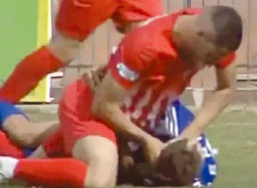 Πήγε να τον πνίξει και δεν είδε ούτε κάρτα…