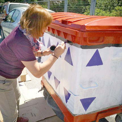  Ο Σύλλογος Γονέων και Κηδεμόνων του 20ου και 56ου Δημοτικού Σχολείου Ηρακλείου, στον Άι Γιάννη σε συνεργασία και με τον Πολιτιστικό Σύλλογο της περιοχής και έχοντας τη στήριξη του Δήμου Ηρακλείου προχώρησε στην αισθητική αναβάθμιση των σιδερένιων κάδων της περιοχής