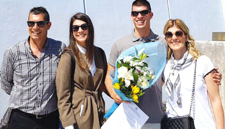 Χαρές στην οικογένεια του προπονητή Αλέξη Χριστοδούλου έφερε η ορκωμοσία του γιου του Παντελή, 