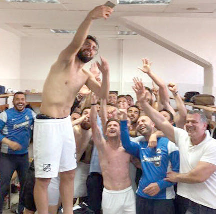 Ο Μαχαίρας και οι συμπαίκτες του πανηγυρίζουν με... σέλφι στα αποδυτήρια