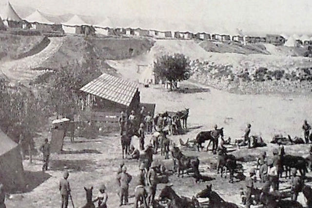ΦΩΤΟ ΗΜΕΡΑΣ: Παζάρι και... στρατόπεδα