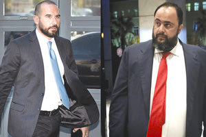 Ο κυβερνητικός εκπρόσωπος, Δημήτρης Τζανακόπουλος, κατήγγειλε ότι δέχτηκε απειλητικό τηλεφώνημα από άγνωστο αριθμό, κατά το οποίο ένας άνδρας τού συστήθηκε με το όνομα του επιχειρηματία Βαγγέλη Μαρινάκη.