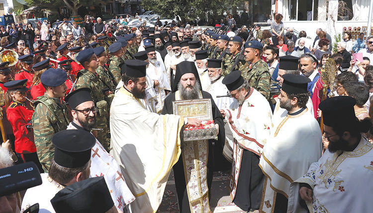 Εκατοντάδες πιστοί περίμεναν υπομονετικά μέσα στη ζέστη να προσκυνήσουν το τίμιο λείψανο του άφθαρτου αριστερού χεριού της Αγίας Μαρίας της Μαγδαληνής στην Παναγίτσα του Μασταμπά 