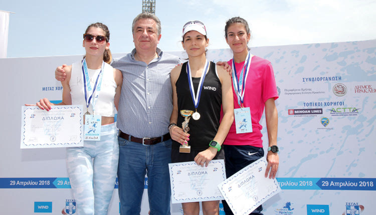 6ο RUN GREECE:  Ο περιφερειάρχης βραβεύει τις τρεις πρώτες νικήτριες στα 5 χλμ.
