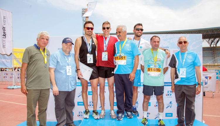 6ο RUN GREECE: Ο αντιπεριφερειάρχης με τον εκπρόσωπο της WIND και παράγοντες του ΣΕΓΑΣ στη βράβευση των πρώτων στα 5 χλμ.