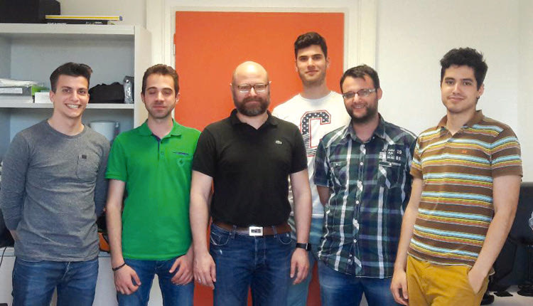 Η προγραμματιστική ομάδα του Ηρακλείου με τους προγραμματιστές της εταιρείας. Στο μέσο βρίσκεται ο κ. Παπαγιαννάκης, ένας από τους ιδρυτές της.