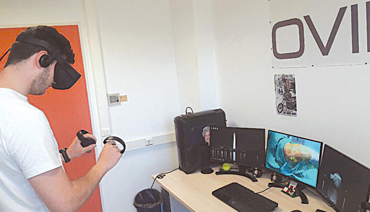 Η εικονική εγχείρηση από ένα μέλος της ομάδας στον προσομοιωτή.