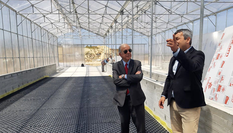 Ο Β. Λαμπρινός και ο πρόεδρος του ΕΣΔΑΚ Χ. Μαμουλάκης στη μονάδα μετατροπής των τροφικών υπολειμμάτων των ξενοδοχείων σε ζωοτροφή