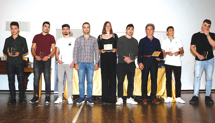  Αθλητές του ΟΦΗ με των προπονητή κ. Κόκκινο