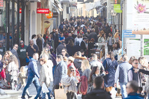 Περιμένει την… ανάστασή της η αγορά