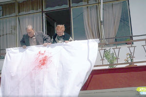 Οι “νεόνυμφοι” πίσω από… το σεντόνι