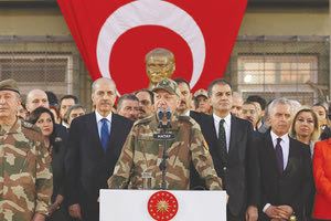 Με στολή παραλλαγής απειλεί τώρα ο Ερντογάν