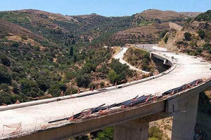 Ένα γεφύρι που εδώ και μια… δεκαετία παραμένει “στον αέρα”