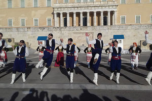 Νέοι Ελληνες απ’ όλο τον κόσμο χόρεψαν μπροστά από τη Βουλή
