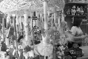 Κάνουν παζάρια και στις λαμπάδες