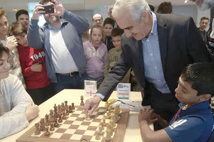 Κλέβει την παράσταση ο 12χρονος Ινδός παγκόσμιος πρωταθλητής σκακιού