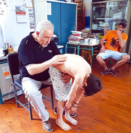 Ο πρόεδρος των Γιατρών του Αιγαίου-ΠΑΓΝΗ και διευθυντής της Ορθοπαιδικής του Πανεπιστημιακού Νοσοκομείου Ηρακλείου, Μανώλης Βεληβασάκης, επί το έργον… 