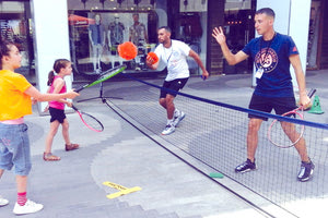 O ιστορικός σύλλογος «ΗΡΑΚΛΕΙΟ» Ο.Α.Α. γιορτάζει 90 χρόνια ζωής και κατάφερε να μετατρέψει όλο το εμπορικό κέντρο σε ένα τεράστιο γήπεδο του τένις!