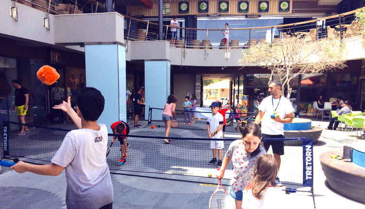 O ιστορικός σύλλογος «ΗΡΑΚΛΕΙΟ» Ο.Α.Α. γιορτάζει 90 χρόνια ζωής και κατάφερε να μετατρέψει όλο το εμπορικό κέντρο σε ένα τεράστιο γήπεδο του τένις!