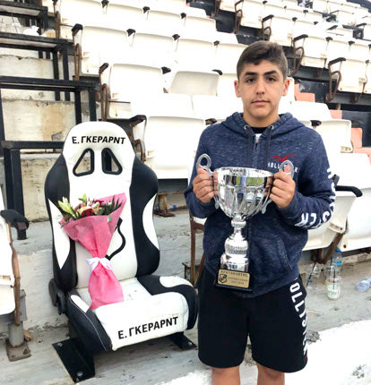 Ο εγγονός του παλιού παράγοντα του ΟΦΗ Γιάννη Αρώνη, Γιάννης, με το Κύπελλο που κατέκτησε ο ΟΦΗ στη Β’ Εθνική