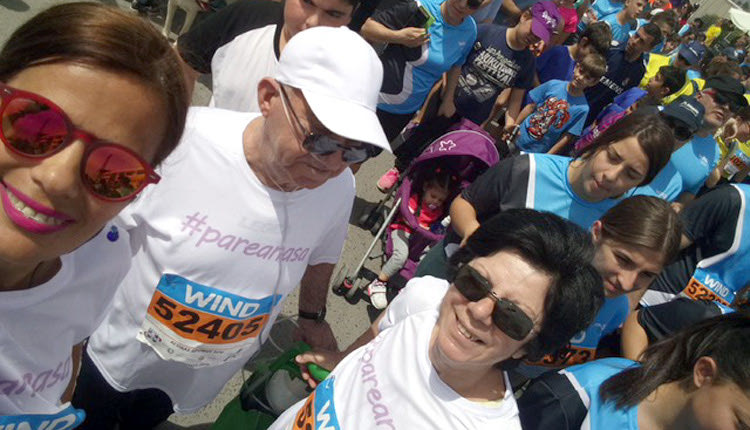 Ο ΑΘΛΟΣ ΤΟΥ 75ΧΡΟΝΟΥ ΠΟΥ ΕΤΡΕΞΕ ΣΤΟ RUN GREECE ΜΕ ΤΗ ΦΙΑΛΗ ΟΞΥΓΟΝΟΥ 