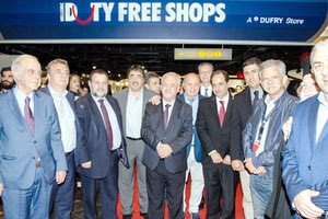 Διακομματική η φωτογραφία των εγκαινίων, μια και το έργο χρηματοδότησε η εταιρεία “Καταστήματα Αφορολογήτων Ειδών Α.Ε.”