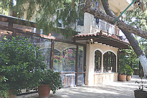 Η δολοφονία έγινε έξω από την ταβέρνα της Παλλήνης.