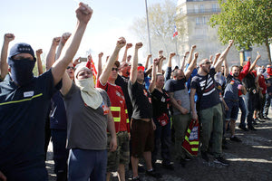 Βίαιες συγκρούσεις ξέσπασαν μεταξύ της αστυνομίας και κουκουλοφόρων στο περιθώριο της πορείας για την Εργατική Πρωτομαγιά στο Παρίσι