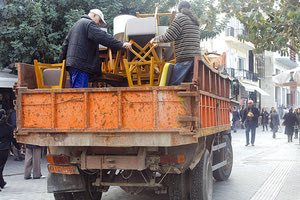 Σε νέες κατασχέσεις τραπεζοκαθισμάτων στην πλατεία Ελευθερίας προχώρησε χθες κλιμάκιο της Δημοτικής Αστυνομίας