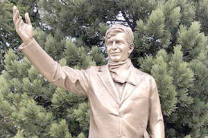 Στη μνήμη του Κρητικού Ηλία Σπαντιδάκη, ή Λούη Τίκα, όπως είχε γίνει γνωστός, θα στηθεί ανδριάντας στην πόλη Τρίνινταντ της πολιτείας Κολοράντο των ΗΠΑ.