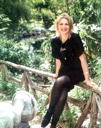 Η σχεδιάστρια Σοφία Κοκοσαλάκη ζει στο Λονδίνο, όπου διαπρέπει στον χώρο της, αλλά φαίνεται πως στα βάθη της καρδιάς της παραμένει ο τόπος καταγωγής της η Κρήτη. 