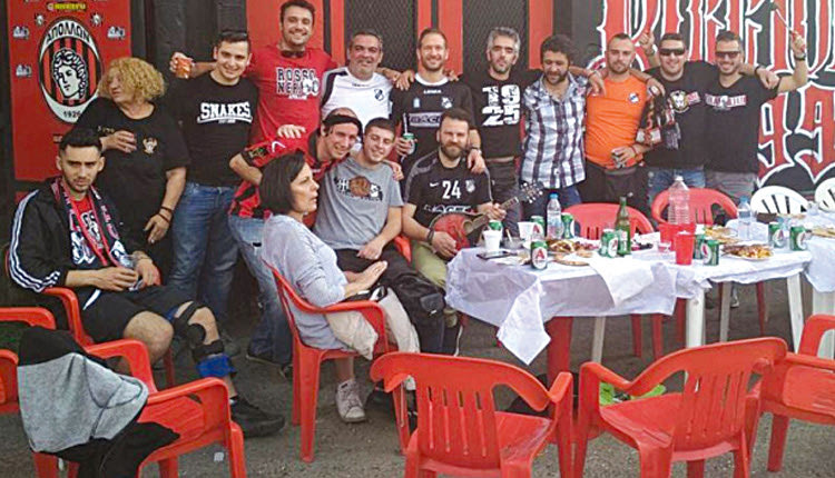 Στιγμές που σπάνια βλέπουμε πλέον στα ελληνικά γήπεδα είχαμε στο παιχνίδι του Απόλλωνα Πόντου με τον ΟΦΗ