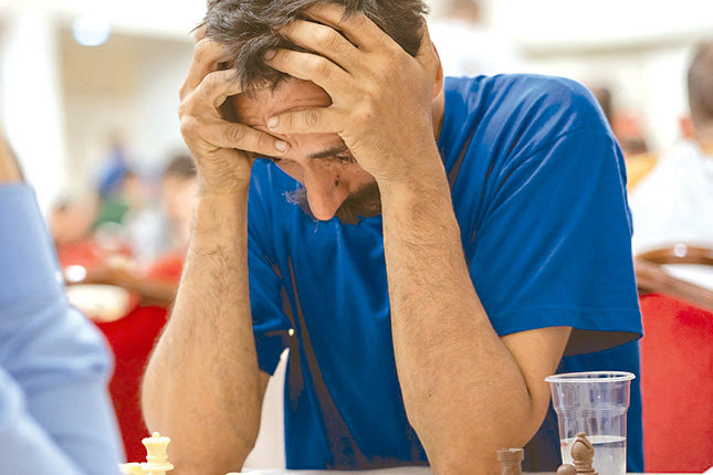 Σκεπτικός ο Ανωγειανός πάνω στην σκακιέρα...