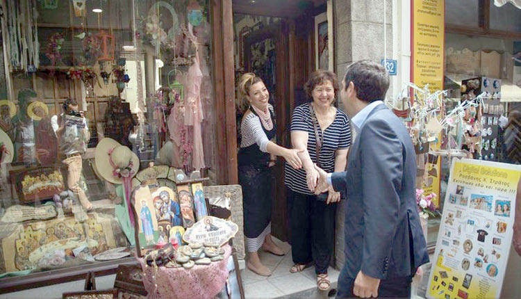  πρωθυπουργός θέλησε να κάνει μια βόλτα στα γραφικά σοκάκια στη Λέσβο