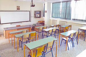 Τα θρανία μένουν άδεια