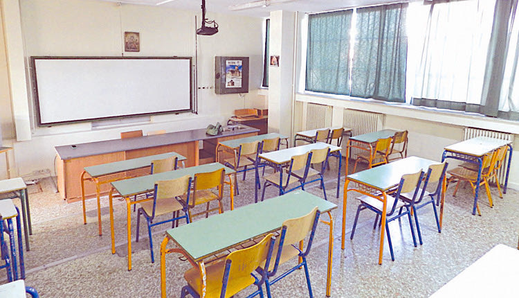 Τα θρανία μένουν άδεια
