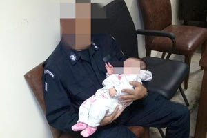 Οι αστυνομικοί έκαναν... babysitting όση ώρα δικαζόταν η μάνα του βρέφους