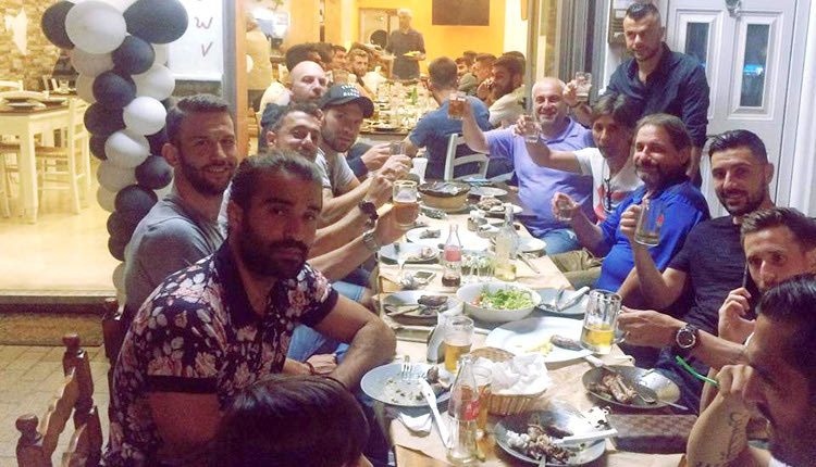  τα εγκαίνια στο ταβερνάκι του Μανόλη Μονιάκη. 