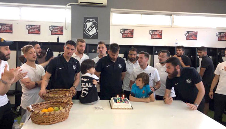  ο Ανέστης Νάστος είχε τα γενέθλια του κλείνοντας τα 29 του χρόνια και φυσικά ο ίδιος και οι συμπαίκτες του το γιόρτασαν με μια τούρτα, που περίμενε τον αρχηγό του ΟΦΗ στα… αποδυτήρια. 