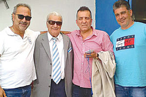 Οι παράγοντες του Ηροδότου με τον γνωστό “Εθνικάρα” στο γήπεδο της Καλλιθέας