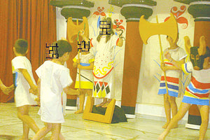 Οι μικροί μαθητές έφτιαξαν ένα ανάγλυφο του ανακτόρου της Κνωσού και μόνοι τους τις στολές τους!