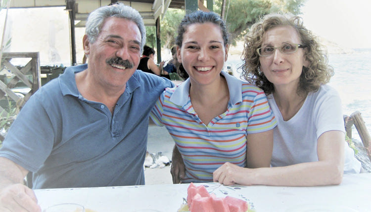 Η Μαρία Χρηστάκη ανάμεσα στους γονείς της, Γιάννη και Θέκλα, σε μια από τις καλοκαιρινές επισκέψεις της στην Κρήτη