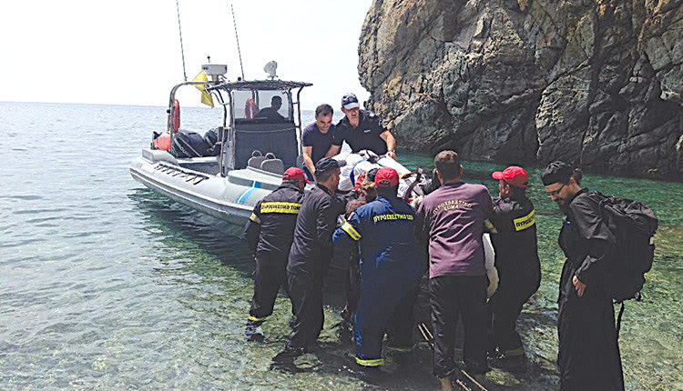 Άνδρες της ΕΜΑΚ και λιμενικοί μεταφέρουν τη σορό του Γ. Καραντινού στο λιμανάκι της Δάφνης 