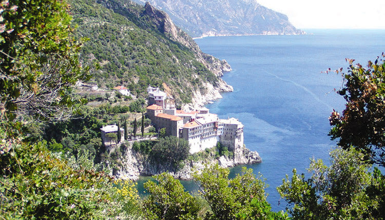 Η Μονή του Οσίου Γρηγορίου όπου κατευθύνονταν πεζοί ο Γ. Καραντινός και η παρέα του κατέληγε σε τραγωδία. 