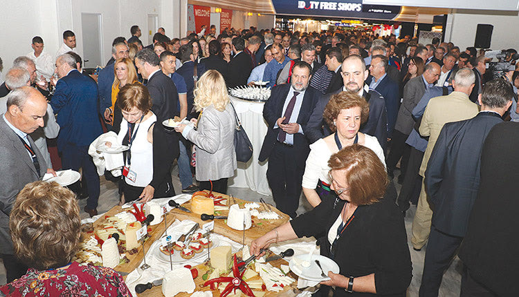  «Νίκος Καζαντζάκης» στο πλαίσιο των εγκαινίων:  Έφυγαν όλοι… χορτάτοι.