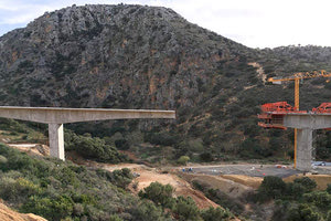 η χάραξη του ΒΟΑΚ, η οποία διασχίζει τον Αποσελέμη στο σημείο της κεντρικής οδικής αρτηρίας στη διαδρομή Γούρνες-Χερσόνησος