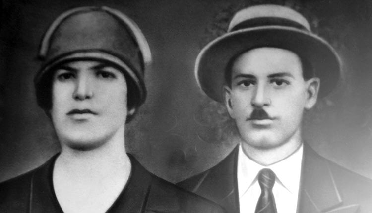 Ο Γεώργιος Μανωλεσάκης με τη γυναίκα του Χριστίνα (Σταυρουλάκη).  Και οι δύο από το χωριό Προφήτης Ηλίας (Κανλί Καστέλλι).