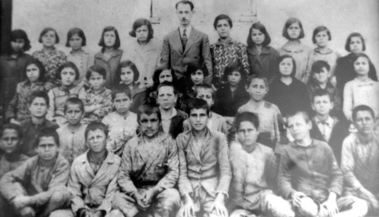 Ο Γεώργιος Μανωλεσάκης, δάσκαλος στο χωριό  Προφήτης Ηλίας, με μαθητές της ΣΤ’ τάξης.