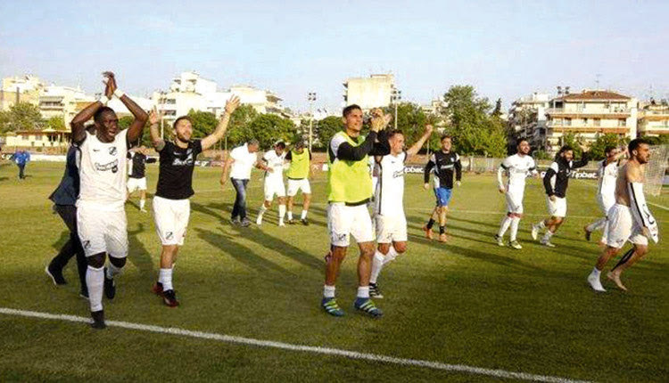 Οι παίκτες του ΟΦΗ πανηγυρίζουν μετά το τέλος του αγώνα στην Καλαμαριά